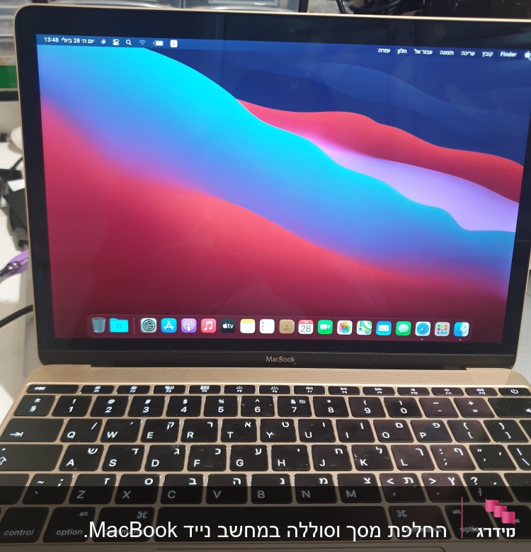 מחשב נייד מקבוק עם מסך פתוח ותצוגת אפליקציות